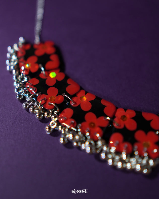 The zoom-in shot of the Raktphool floral jewelry set beautifully captures the intricate and delicate floral pattern, showcasing its fine craftsmanship and elegance — Muselot.