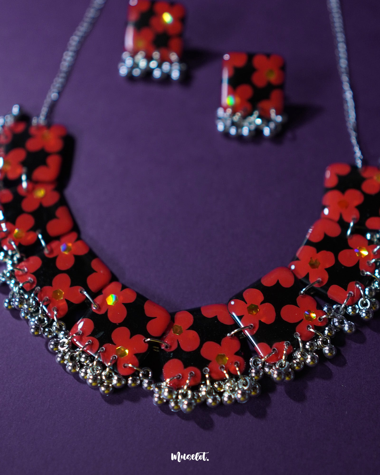 A delicate Raktphool floral jewelry set featuring a beautifully designed necklace, showcasing intricate floral patterns that enhance its elegance and charm. The fine craftsmanship of the necklace makes it a timeless accessory, perfect for any special occasion — Muselot.