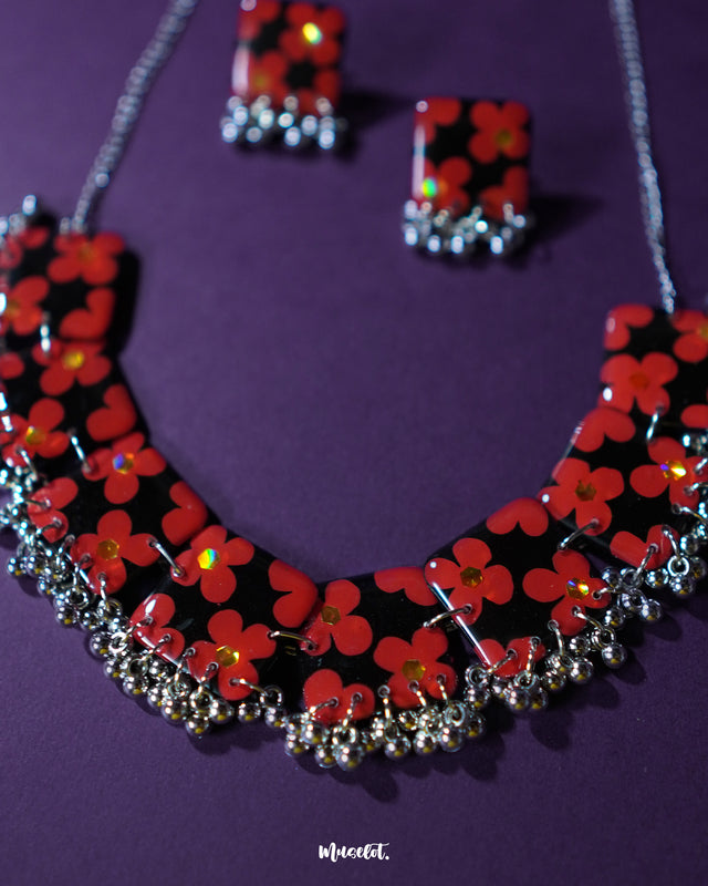 A delicate Raktphool floral jewelry set featuring a beautifully designed necklace, showcasing intricate floral patterns that enhance its elegance and charm. The fine craftsmanship of the necklace makes it a timeless accessory, perfect for any special occasion — Muselot.