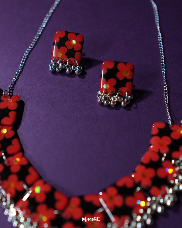 A stunning Raktphool floral jewelry set featuring a pair of elegant earrings, designed with intricate floral motifs that add a touch of grace and sophistication. The detailed craftsmanship of the earrings makes them an ideal choice for enhancing any ensemble — Muselot.