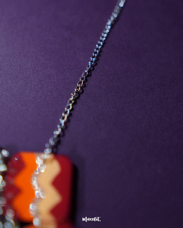 A close-up focusing on the intricate chain of the handmade traditional necklace set, highlighting its detailed links and fine craftsmanship against a subtle background — Muselot.