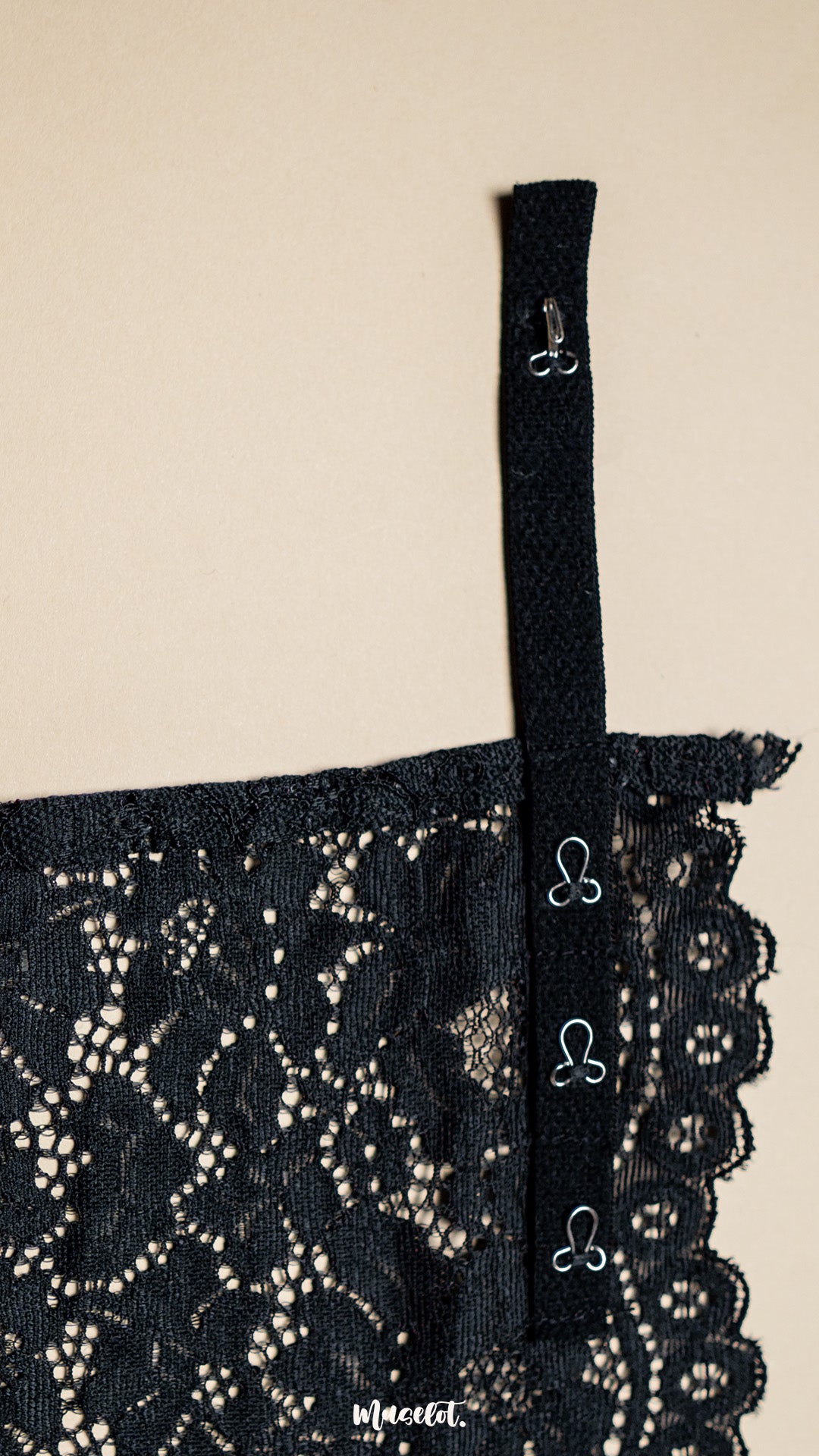 Sesame Black - Lace Mockers