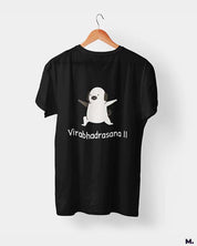 Muselot's black t-shirt printed with Virabhadrasana for yoga and dog lovers.